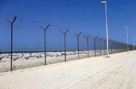 Perimeter fencing to boundary